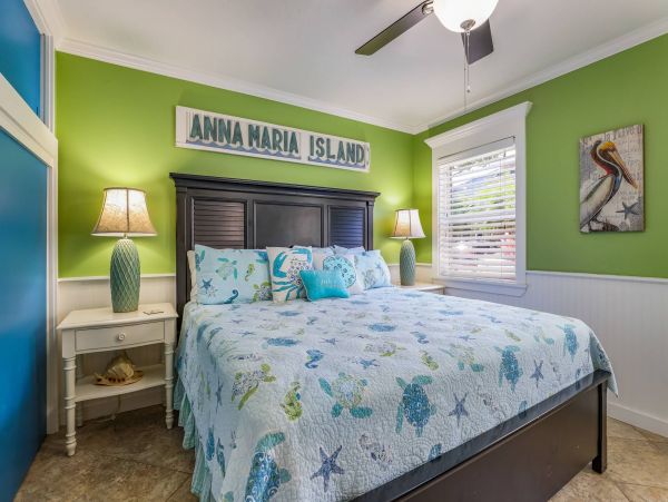 Super Close to Beach Vacation Cottage on Anna Maria Island