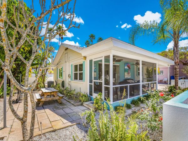 Super Close to Beach Vacation Cottage on Anna Maria Island