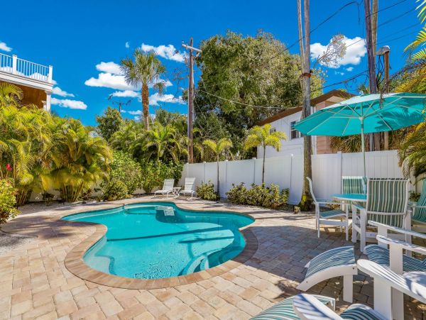 Super Close to Beach Vacation Cottage on Anna Maria Island