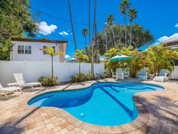Super Close to Beach Vacation Cottage on Anna Maria Island