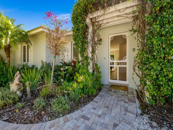 Walk to Beach Vacation Rentals Three Bedroom in Holmes Beach