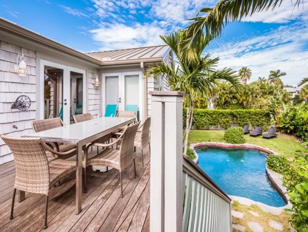 Luxury Vacation Pool Home 3 Bedrooms Only One Block to Beach