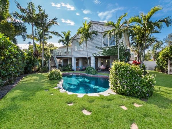 Luxury Vacation Pool Home 3 Bedrooms Only One Block to Beach