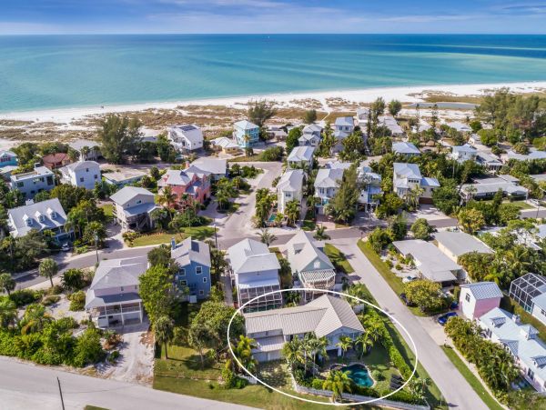 Luxury Vacation Pool Home 3 Bedrooms Only One Block to Beach