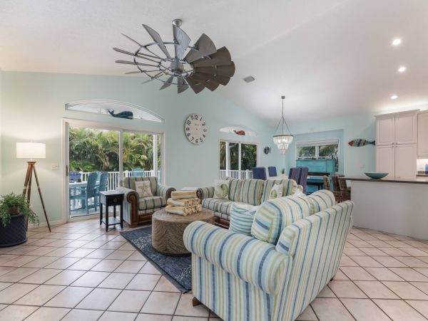 Lovely Sleeps 10 Family Home Private Pool 1 Block to Beach!!