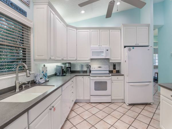 Lovely Sleeps 10 Family Home Private Pool 1 Block to Beach!!