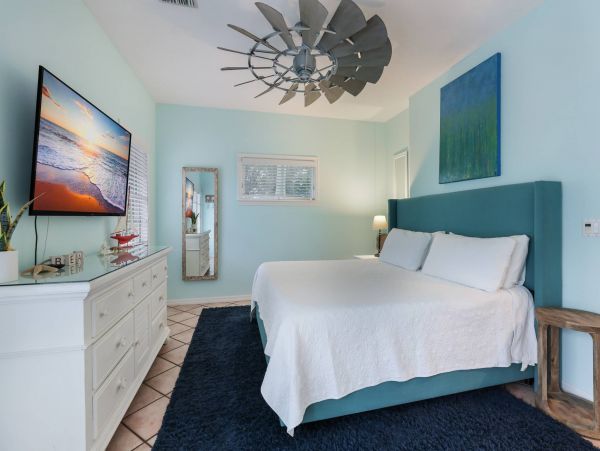 Lovely Sleeps 10 Family Home Private Pool 1 Block to Beach!!