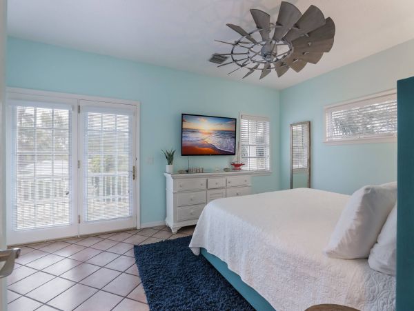 Lovely Sleeps 10 Family Home Private Pool 1 Block to Beach!!