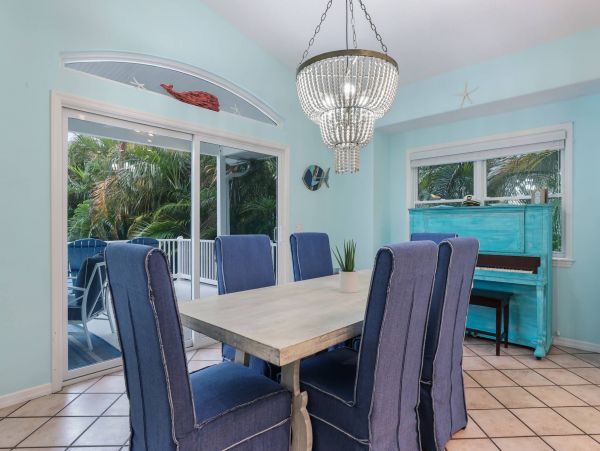 Lovely Sleeps 10 Family Home Private Pool 1 Block to Beach!!