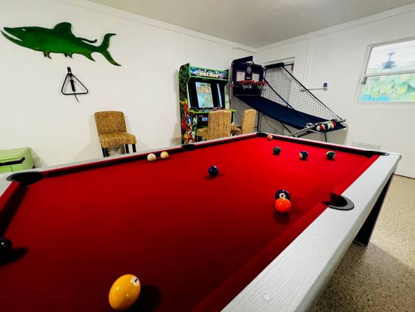 Lovely Sleeps 10 Family Home Private Pool 1 Block to Beach!!