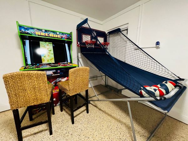 Lovely Sleeps 10 Family Home Private Pool 1 Block to Beach!!