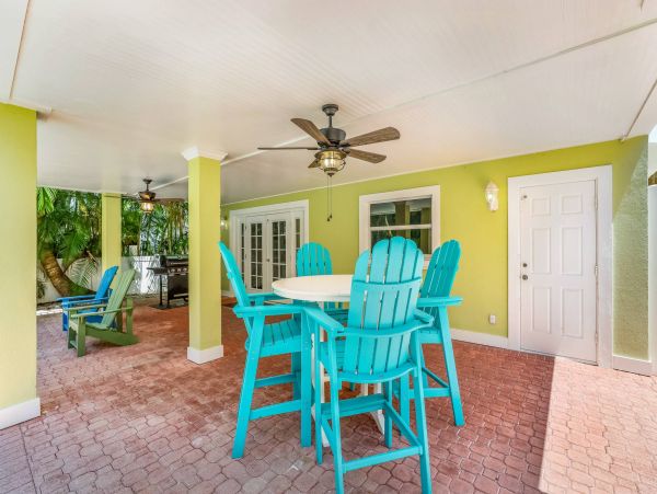 Lovely Sleeps 10 Family Home Private Pool 1 Block to Beach!!