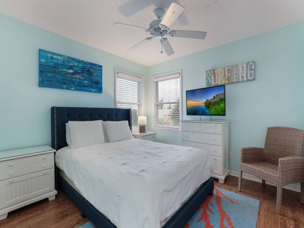 Lovely Sleeps 10 Family Home Private Pool 1 Block to Beach!!