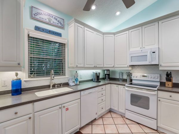 Lovely Sleeps 10 Family Home Private Pool 1 Block to Beach!!