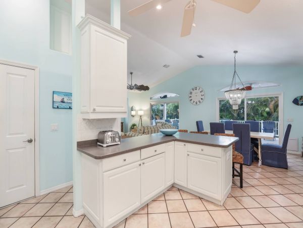 Lovely Sleeps 10 Family Home Private Pool 1 Block to Beach!!