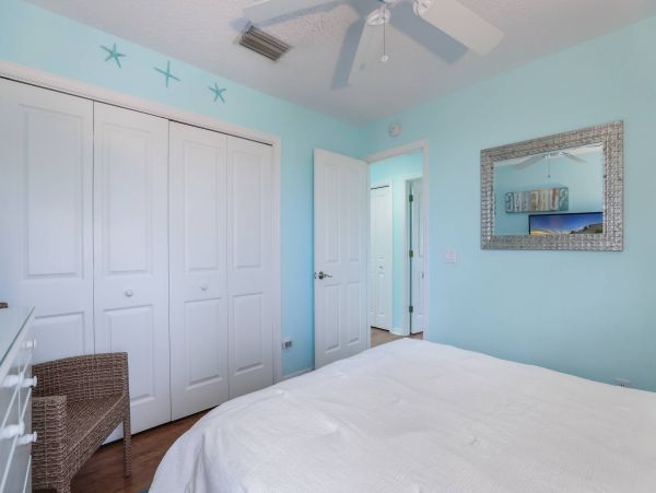 Lovely Sleeps 10 Family Home Private Pool 1 Block to Beach!!