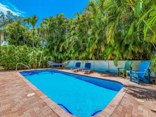 Lovely Sleeps 10 Family Home Private Pool 1 Block to Beach!!