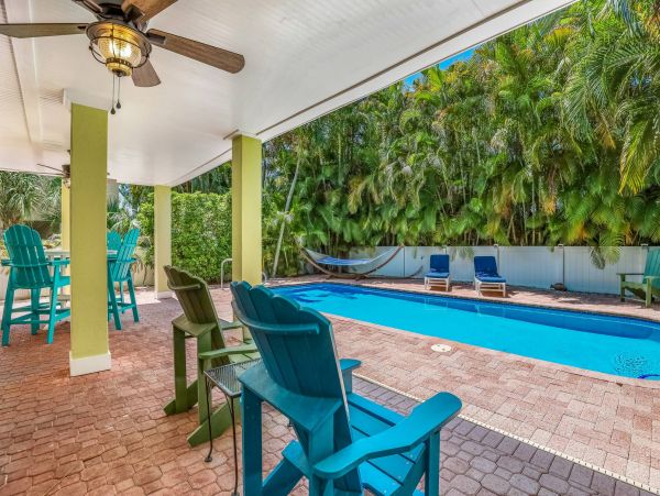 Lovely Sleeps 10 Family Home Private Pool 1 Block to Beach!!