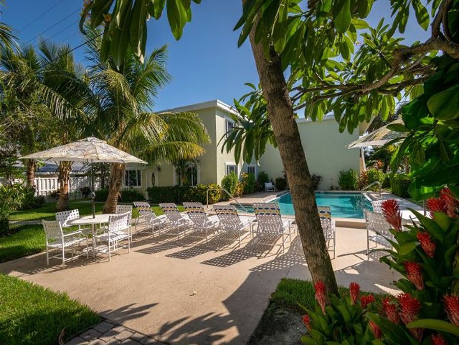 Anna Maria Island Freshly Updated Townhome Steps from the Beach