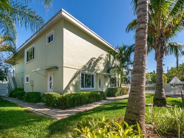 Anna Maria Island Freshly Updated Townhome Steps from the Beach