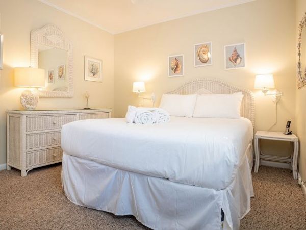 Holmes Beach Rentals with Pools at Great Prices!