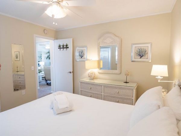 Holmes Beach Rentals with Pools at Great Prices!
