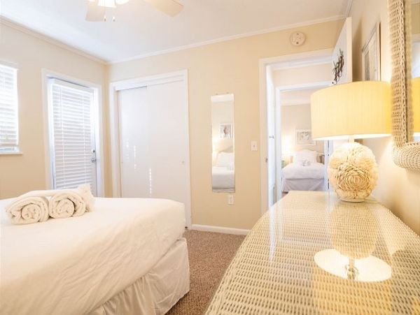 Holmes Beach Rentals with Pools at Great Prices!
