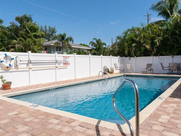 Holmes Beach Rentals with Pools at Great Prices!