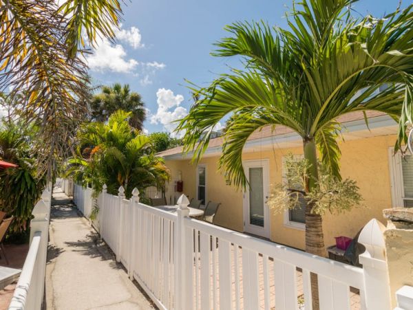 Holmes Beach Rentals with Pools at Great Prices!