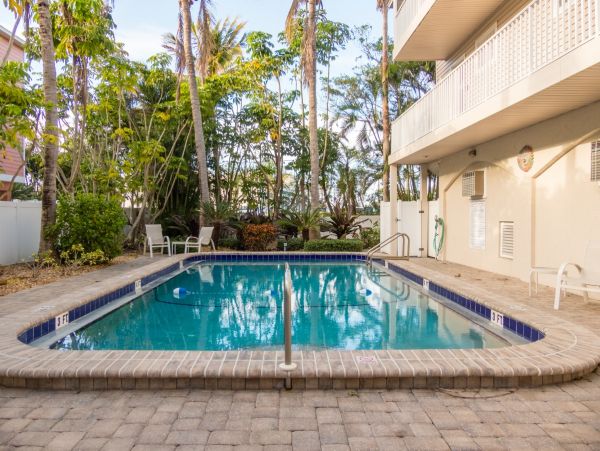 Holmes Beach Vacation Condo 2 Bedrooms Sleeps 6