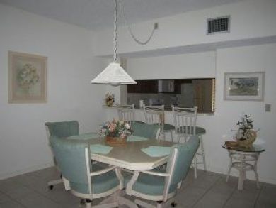 Kitchen Bar & Dining Area