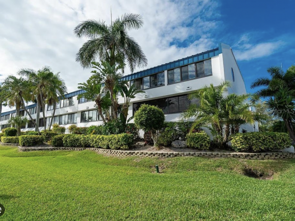 Value Priced Monthly Rental Sleeps Six on Holmes Beach