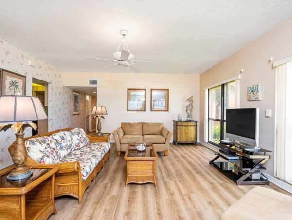 Holmes Beach Three Bedroom Value Priced Beach Front Rental