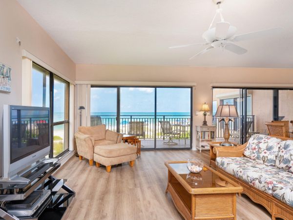 Holmes Beach Three Bedroom Value Priced Beach Front Rental