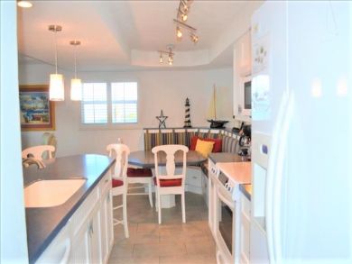 Longboat Key Beach Vacation Condo with Communal Pool