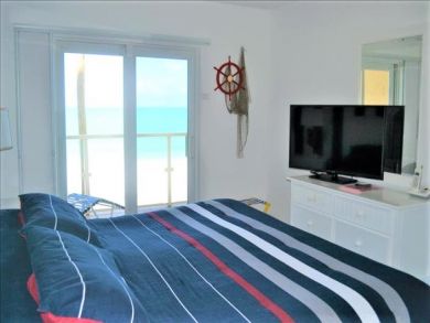 Longboat Key Beach Vacation Condo with Communal Pool