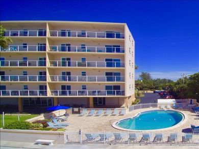 Longboat Key Beach Vacation Condo with Communal Pool