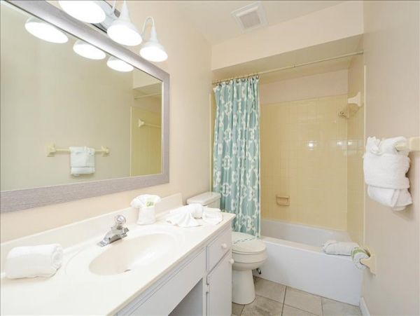 Lovely Beach to Bay Siesta Key Condo