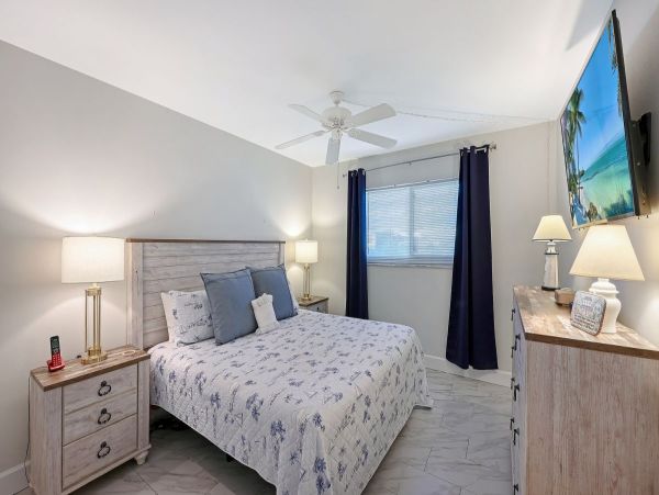 Value Priced Siesta Key Condo Great Location and Amenities
