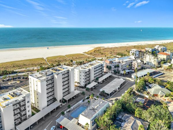 Value Priced Siesta Key Condo Great Location and Amenities