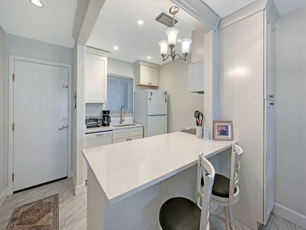 Value Priced Siesta Key Condo Great Location and Amenities