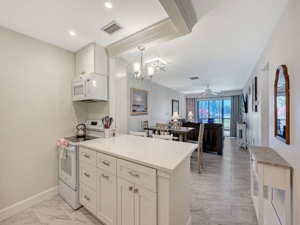 Value Priced Siesta Key Condo Great Location and Amenities