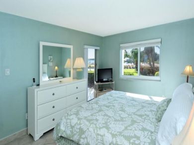 Siesta Key Vacation Condo Sleeps Five Guests.
