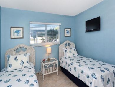Siesta Key Vacation Condo Sleeps Five Guests.