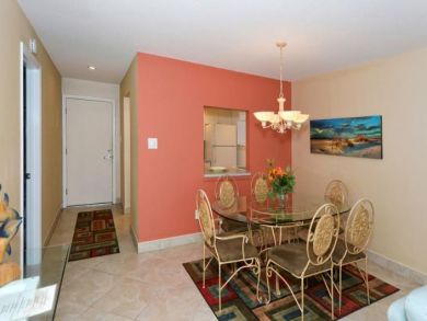 Siesta Key Vacation Condo Sleeps Five Guests.