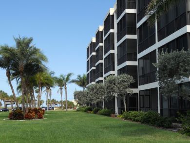 Siesta Key Vacation Condo Sleeps Five Guests.