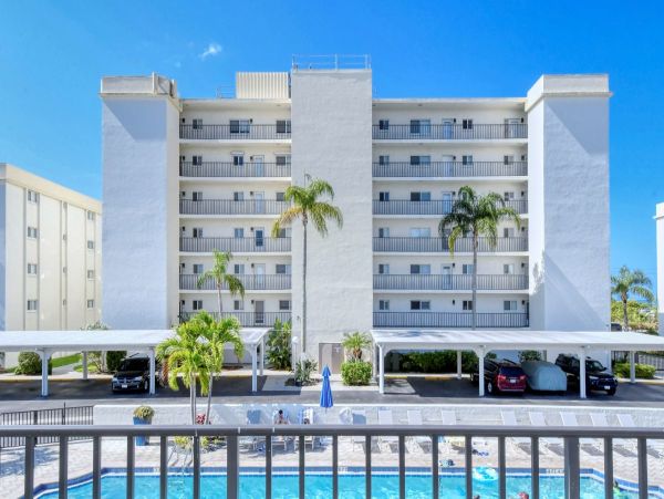 Two Bedroom-two bathroom Condo  Great Siesta Key Location