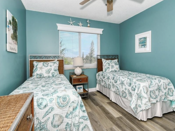 Two Bedroom Condo Sleeps Four Short Walk to Beach