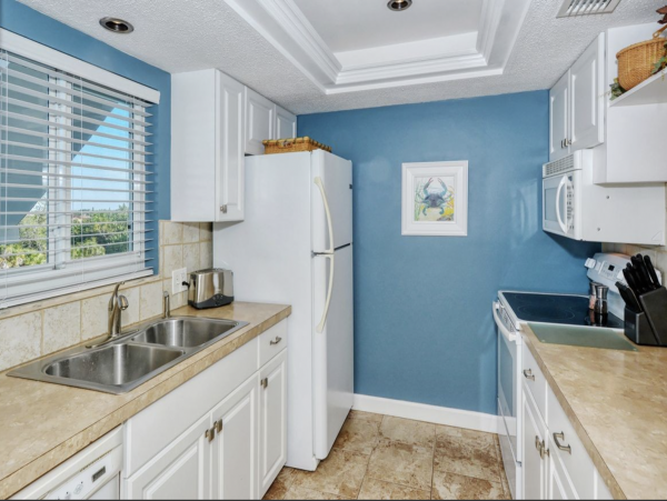 Two Bedroom Condo Sleeps Four Short Walk to Beach