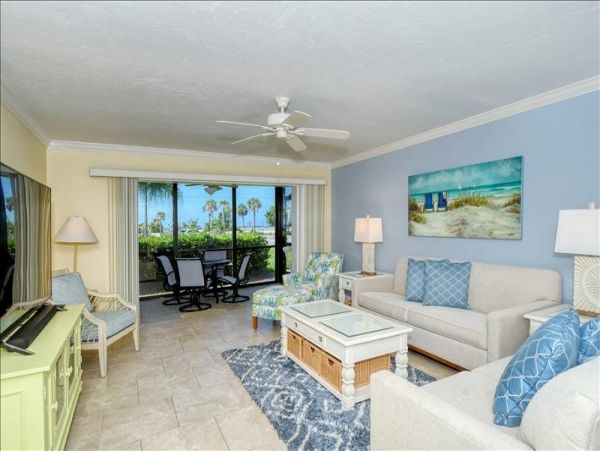 Lovely 2 Bedroom Vacation Condo Short Walk to Beach